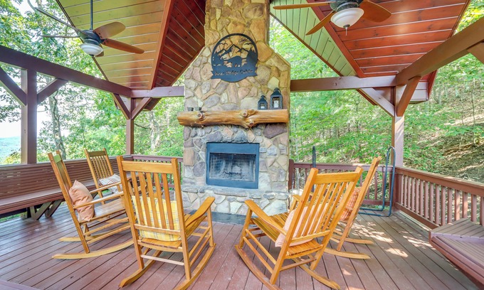 Mineral Bluff Cabin | Mineral Bluff 'Bear Ridge Cabin' w/Hot Tub!