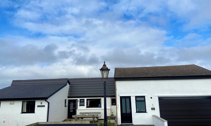 Trearddur Bay House | MINERVA, pet friendly, with hot tub in Trearddur Bay
