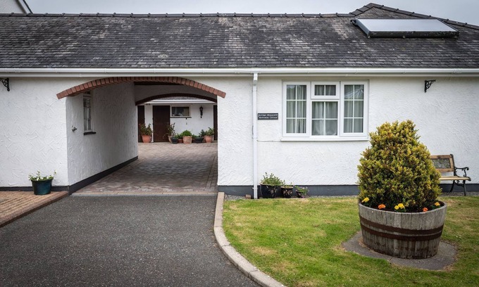 Dulas Cottage | Minffordd Cottage, Moelfre - sleeps 4 guests in 2 bedrooms
