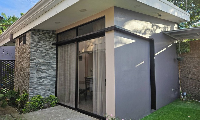 Naranjito Apartment | Mini Apartment self contained sleeps 4, Pet Friendly