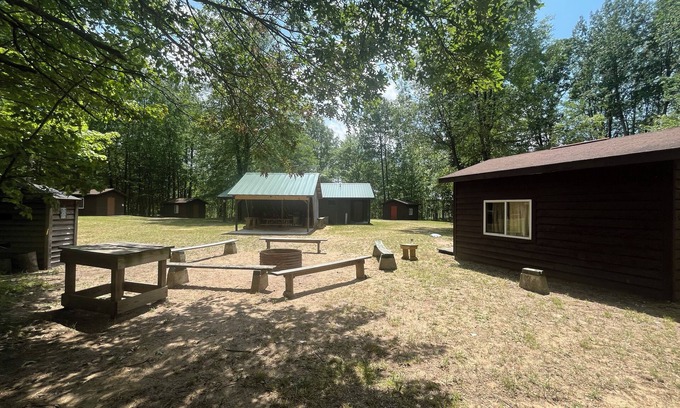 Lake Cabin | Mini Cabin Paradise -15 individual cabins with Access to Private Lake