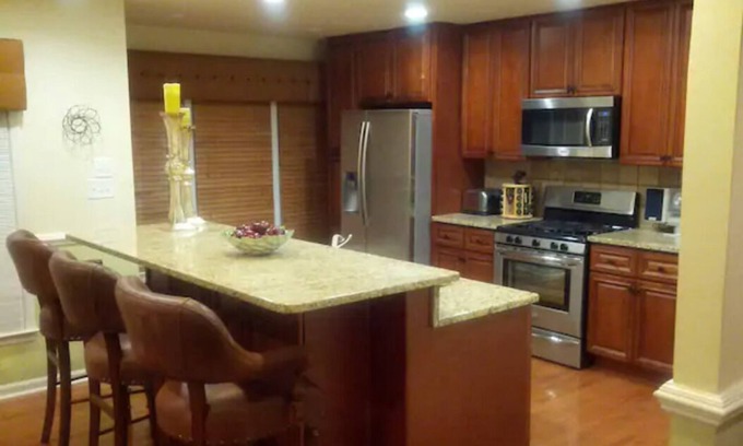 Southwest Raleigh House | Mini Mansion 4,100 sf NCSU/Downtown, 6br, 10 beds