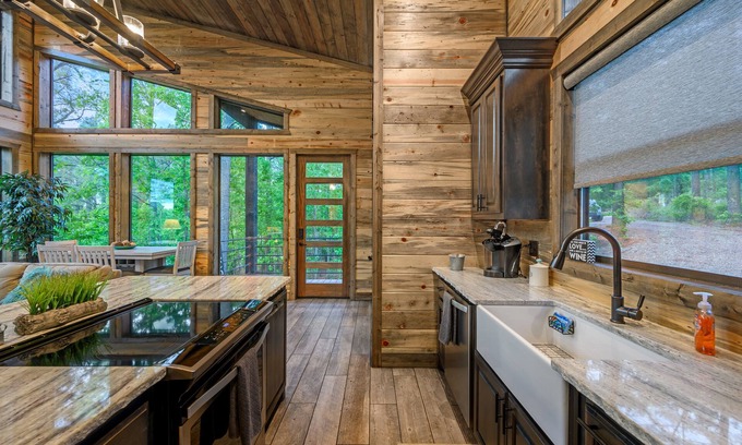 Broken Bow Cabin | Mini Marshmallow - Farmhouse Honeymoon Couple's Cabin on Sunrise Ridge