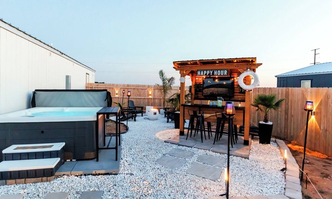 Lubbock House | Mini Oasis—Hot tub Fire Pit Bar+Lounge