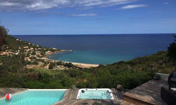 Tarcu House | MINI VILLA 2/4 persons LUXURY - QUIET - CHARM. PRIVATE POOL/JACUZZI WITH SEA VIEW.