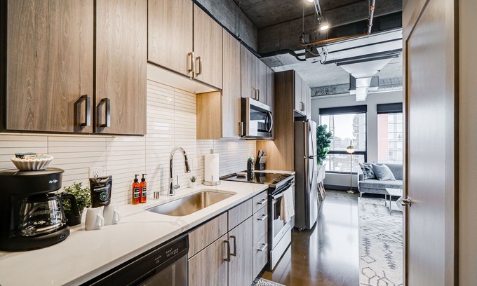 Warehouse District Apartment | MINNeSTAY* Sable 401 Studio | Target Field