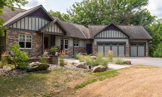 Shakopee House | MINNeSTAY* Woodhaven Retreat | Valentine's Day