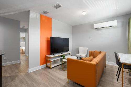 Hyde Park Apartment | Mins 2 Dwntown - Private Retreat - King Bed