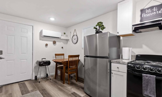 East Ridge Apartment | Mins from Zoo & Downtown! Laurel Lounge Apt. 1