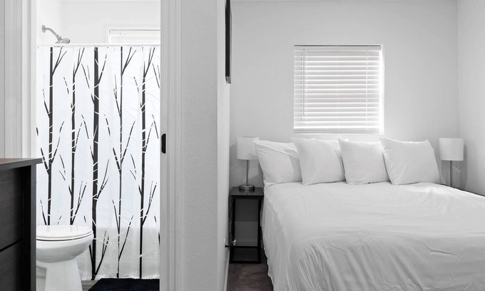 East Ridge Apartment | Mins from Zoo & Downtown! Laurel Lounge Apt. 3