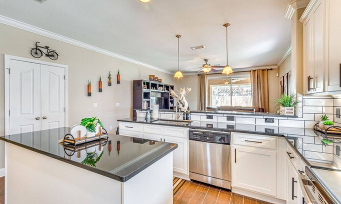 Mary Esther Apartment | Mins to Beach Pet Friendly Private Yard WiFi