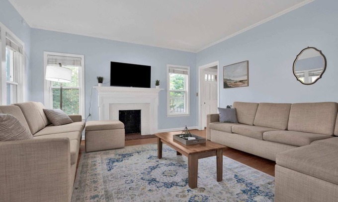 Terry Sanford House | Mins to Downtown & Ft Bragg! Crafty in Haymount