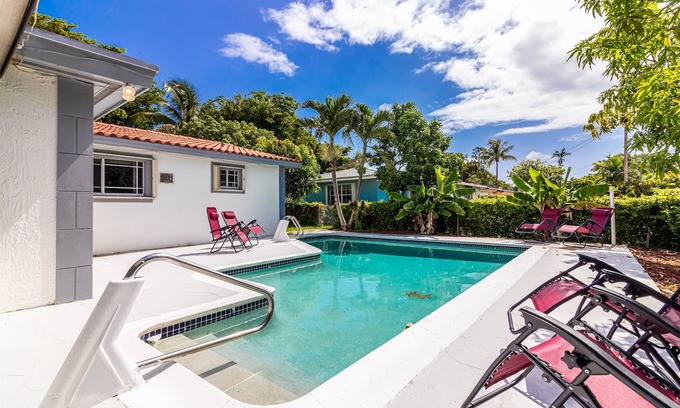 El Portal House | Mins to Downtown - Pool - Free Parking