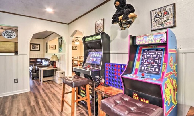 Sevierville Cabin | Mins to Pigeon Forge, No Stairs, 3 Kings, Netflix, Fire Pit, Hot Tub, BBQ, 4TV’s
