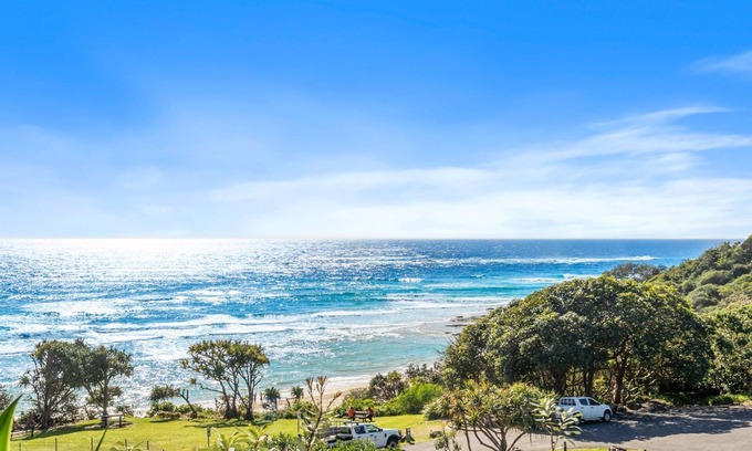 Point Lookout Apartment | Mintee 3 | Beachfront, 4 bed, 2.5 bath - 50m to beach with views