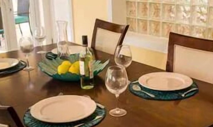 Cotton Ground House | Minutes Away from Nisbet Beach! 3 Spaces w/ Airport Shuttle & Free Parking
