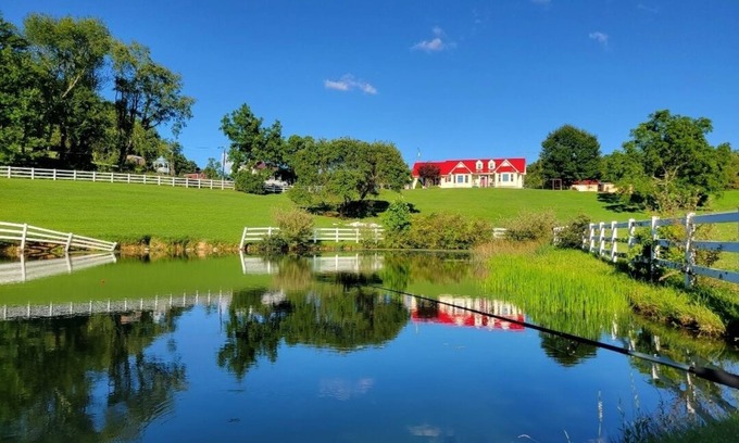 Fayetteville House | Minutes from New River Gorge! Country setting - great for families and friends!