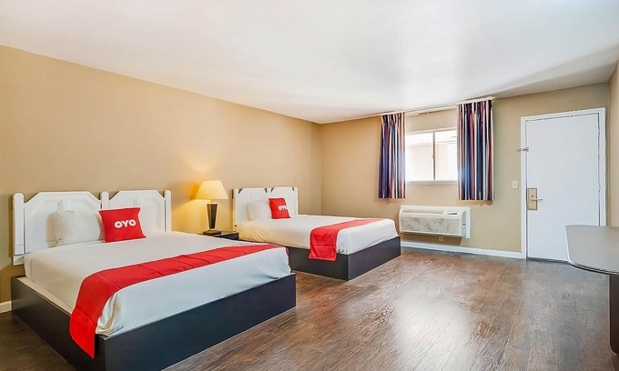 Elk City House | Minutes to Ackley Park! FREE Parking, Elk City Golf and Country Club