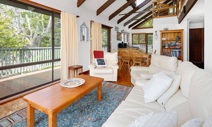 Malua Bay Apartment | Minutes to Beach & Cafés | Malua Bay Treehouse