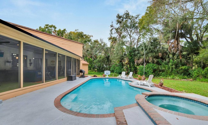 Temple Crest House | Minutes to Busch Gardens~3 King Beds~Swimming Pool~Hot Tub~Mini Golf, Games&More