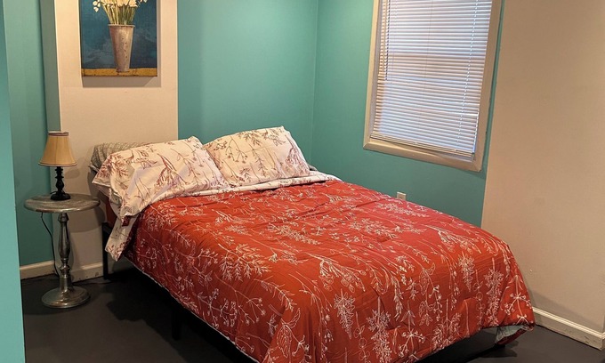 Chattanooga House | Minutes to Chattanooga Airport or downtown! Full basement in owners home.