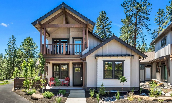 Century West House | Minutes to Deschutes River Trail with Hot Tub & Fire Pit!