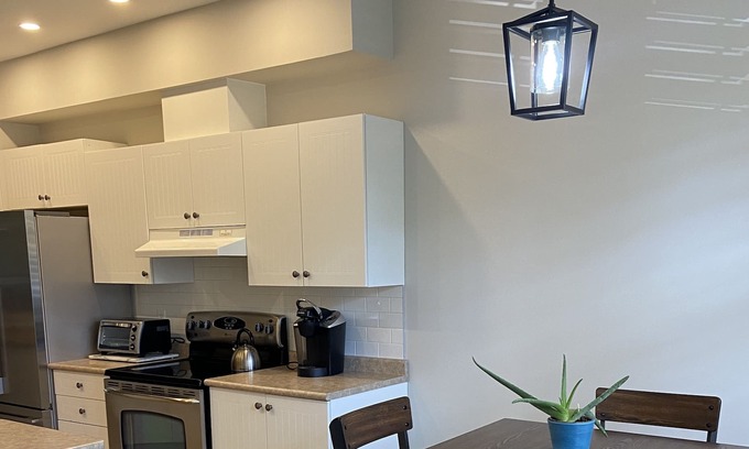 Thornbury House | Minutes to slopes and downtown Thornbury. Pet Friendly family home with game rm.