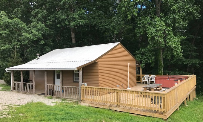 McArthur Cabin | Minutes To The Caves; 5+ Acres, Wi-fi, Hot Tub, Grill, Fire Pit, Pet Friendly!