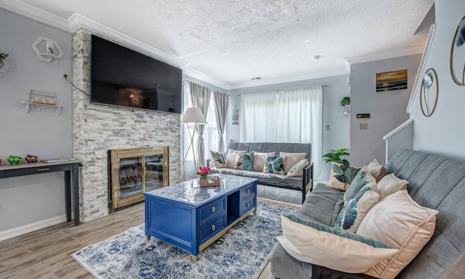 Sheffield Park House | Minutes to Uptown! Near Shops & Transit Special Offer