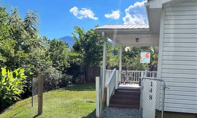 Dillsboro House | Miraflor Guest House, family and pet friendly