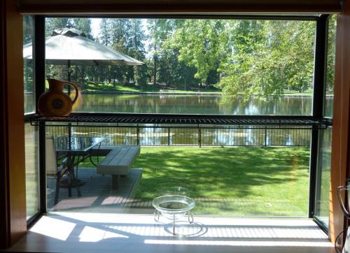 Bend House | Mirror Pond bungalow