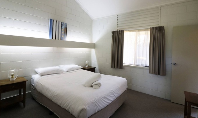 Merimbula Apartment | Misha's Fishpen Retreat - 3+ nights