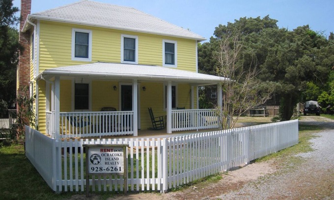Ocracoke House | Miss Elecia Garrish Home: Dog friendly, centrally located