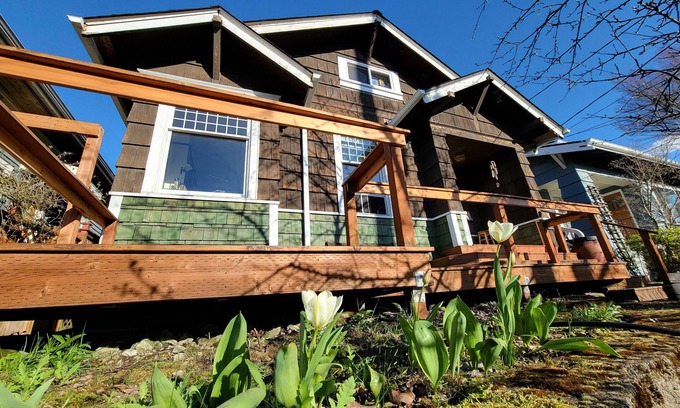 Wallingford House | Miss Oliver's House, classic Craftsman, centrally located w/hot tub & wood stove