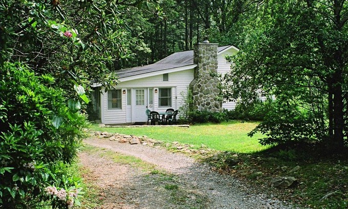 Highlands Cottage | Miss Rebecca's Cottage - on Main Street next to Sunset Rock Trail