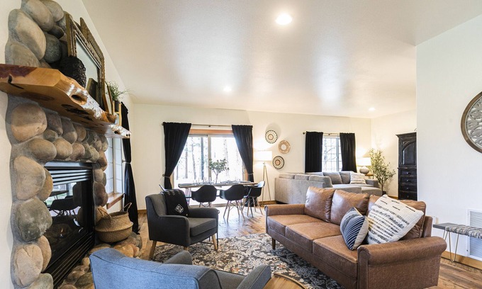 Sisters House | Mission 22 Large farmhouse, with walking trails. Close to town!