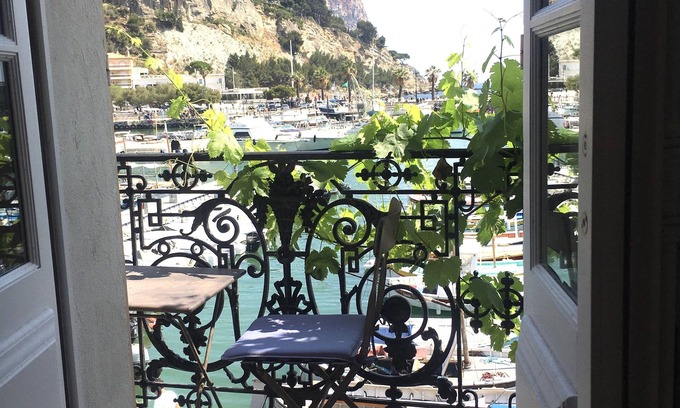 Cassis Apartment | Mistral, Charming duplex suite, view of Cassis harbor