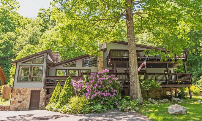 McHenry House | Misty Mountain Lodge: Private Dock Across the Street, Hot Tub, Close to Activities
