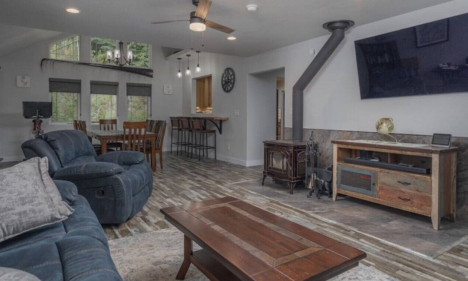 Fairbanks House | Misty Mountain Luxury Home W/ Heated Garage
