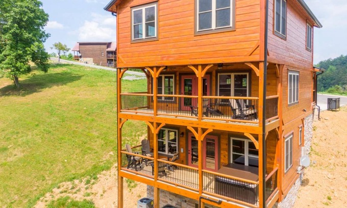 Sevierville House | Misty Mountain Stop: Mountain Views, Hot Tub, Game Room, Theater Room