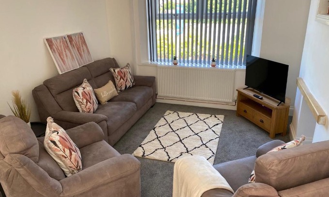 Cwm Frwd Oer House | Mitchell Heights