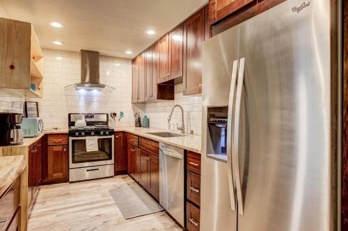 Tahoe Paradise House | Miztec Mountain - Ping pong & basketball hoop game