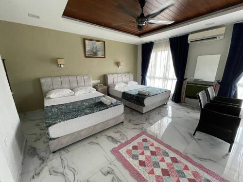 Jenjarom House | MKB Homestay - 2 X Queen Bed Studio Room with View and Free Parking