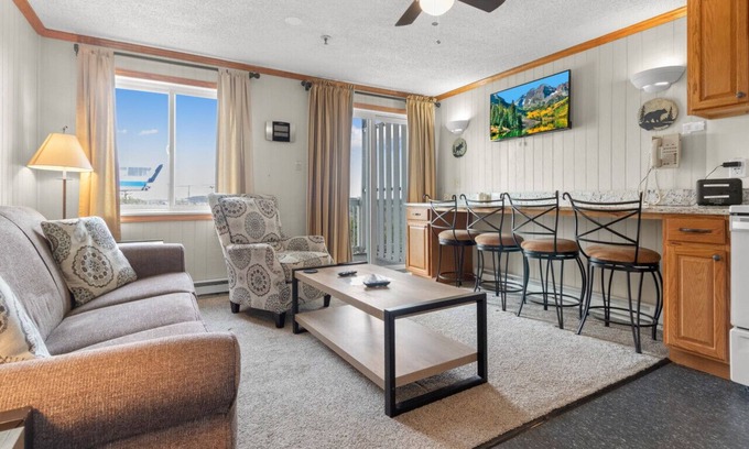 Snowshoe Condo | ML236 Breathtaking mountain view! Skier's Bliss! Wi-Fi Gated Parking Lot
