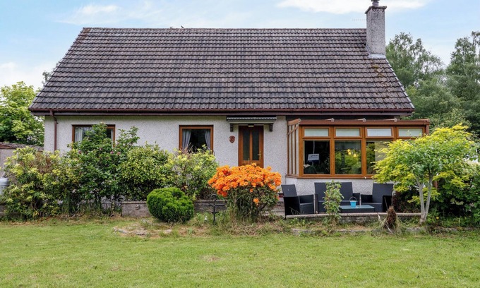 Roybridge Cottage | MO DHACHAIDH, pet friendly, country holiday cottage in Roy Bridge