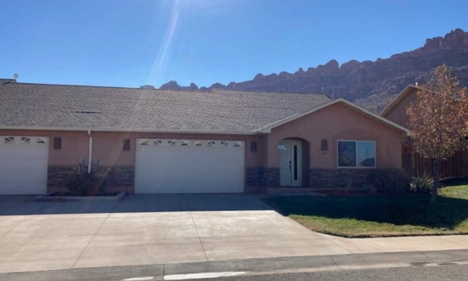 Moab South Valley House | Moab Rim View Home - Brand New Private Hot Tub, Gig Internet, Garage