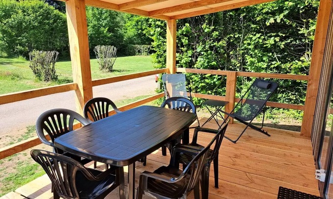 Pressignac House | Mobil-home Limousin Premium 32m2 (3 rooms -6pers) + überdachte Terrasse + TV + Geschirrspüler +Chiliennes 6 Personen
