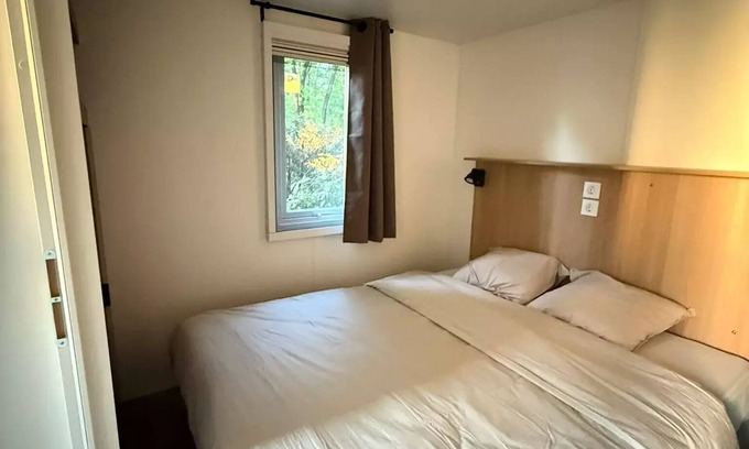Grignan House | Mobilheim PREMIUM 20m2 1 Schlafzimmer + TV+ Klimaanlage + Geschirrspüler + überdachte Terrasse 10m2 2 Personen