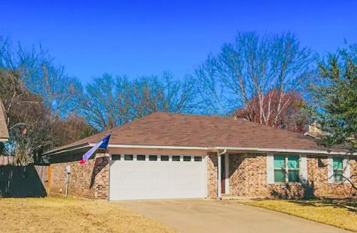 Saginaw House | Mod Hip Home Pets OK Location near FW Stockyards by Vacation Your Way