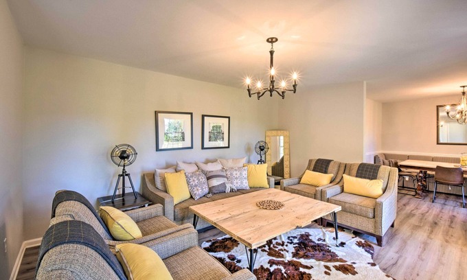 Oakwood House | Mod 'Stable House' on 10 Acres, Walk to Lake!